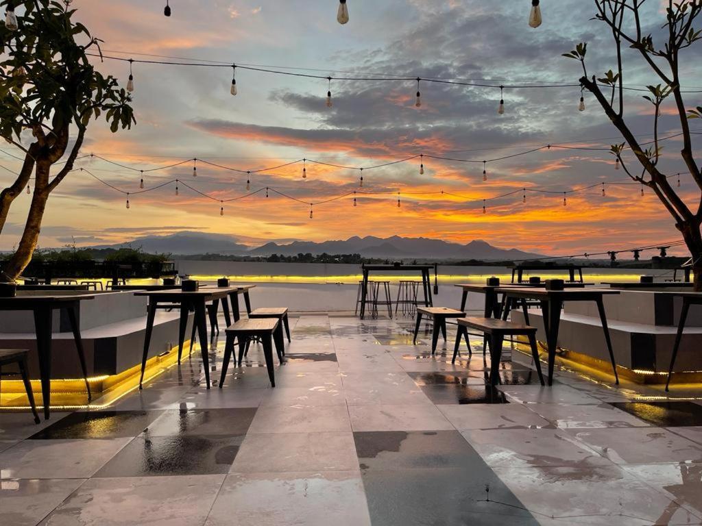 Kaloka Airport Hotel Sumbawa Besar Extérieur photo