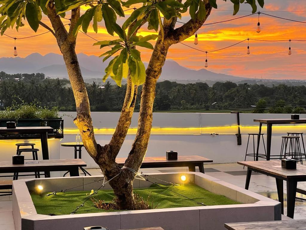 Kaloka Airport Hotel Sumbawa Besar Extérieur photo