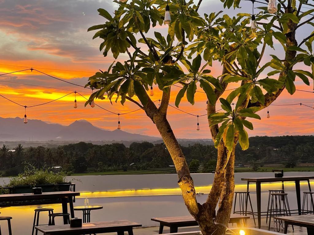 Kaloka Airport Hotel Sumbawa Besar Extérieur photo