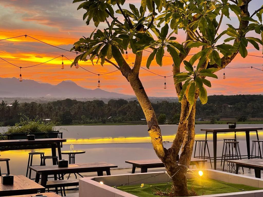 Kaloka Airport Hotel Sumbawa Besar Extérieur photo