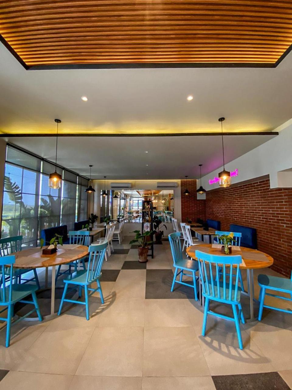 Kaloka Airport Hotel Sumbawa Besar Extérieur photo